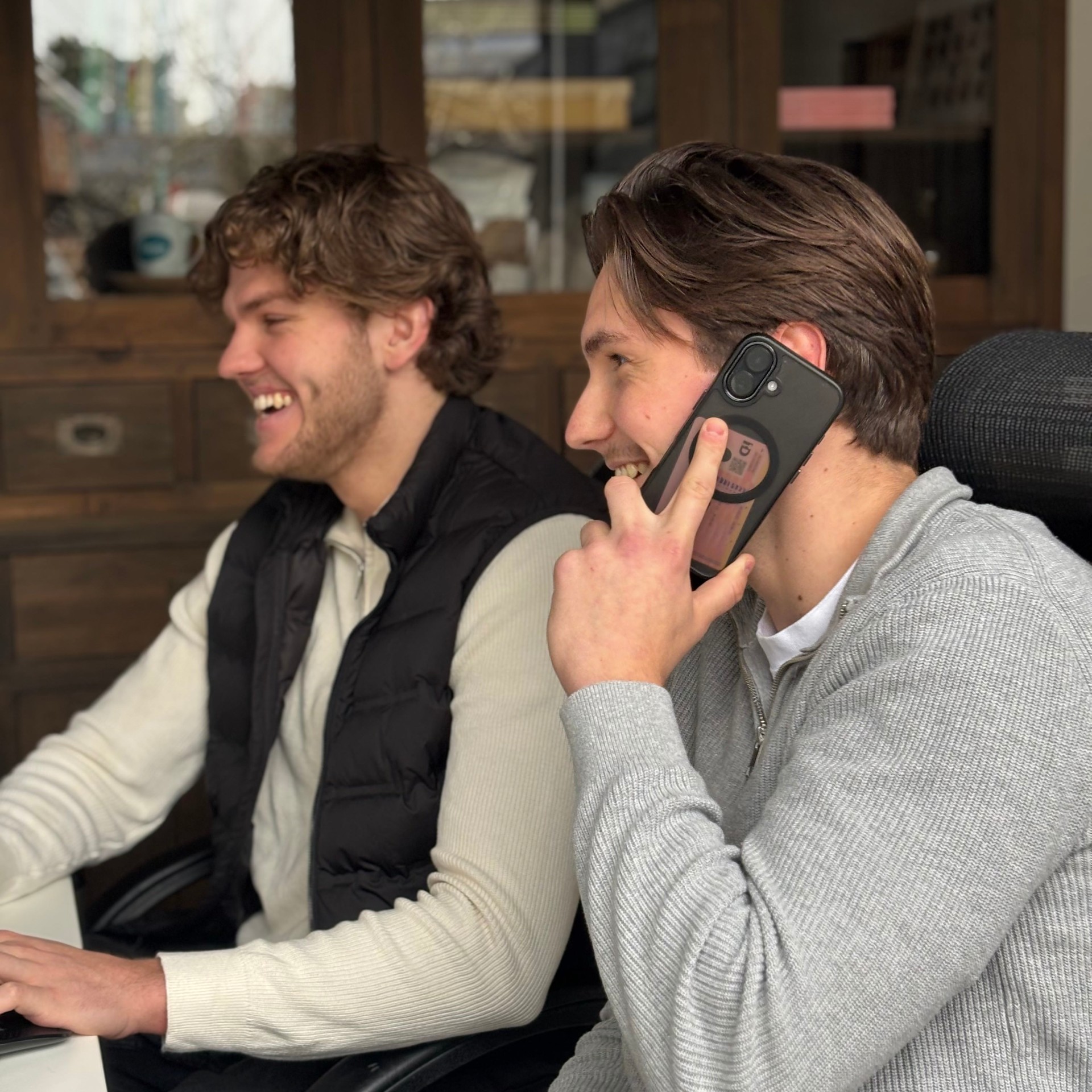 Team aan het bellen